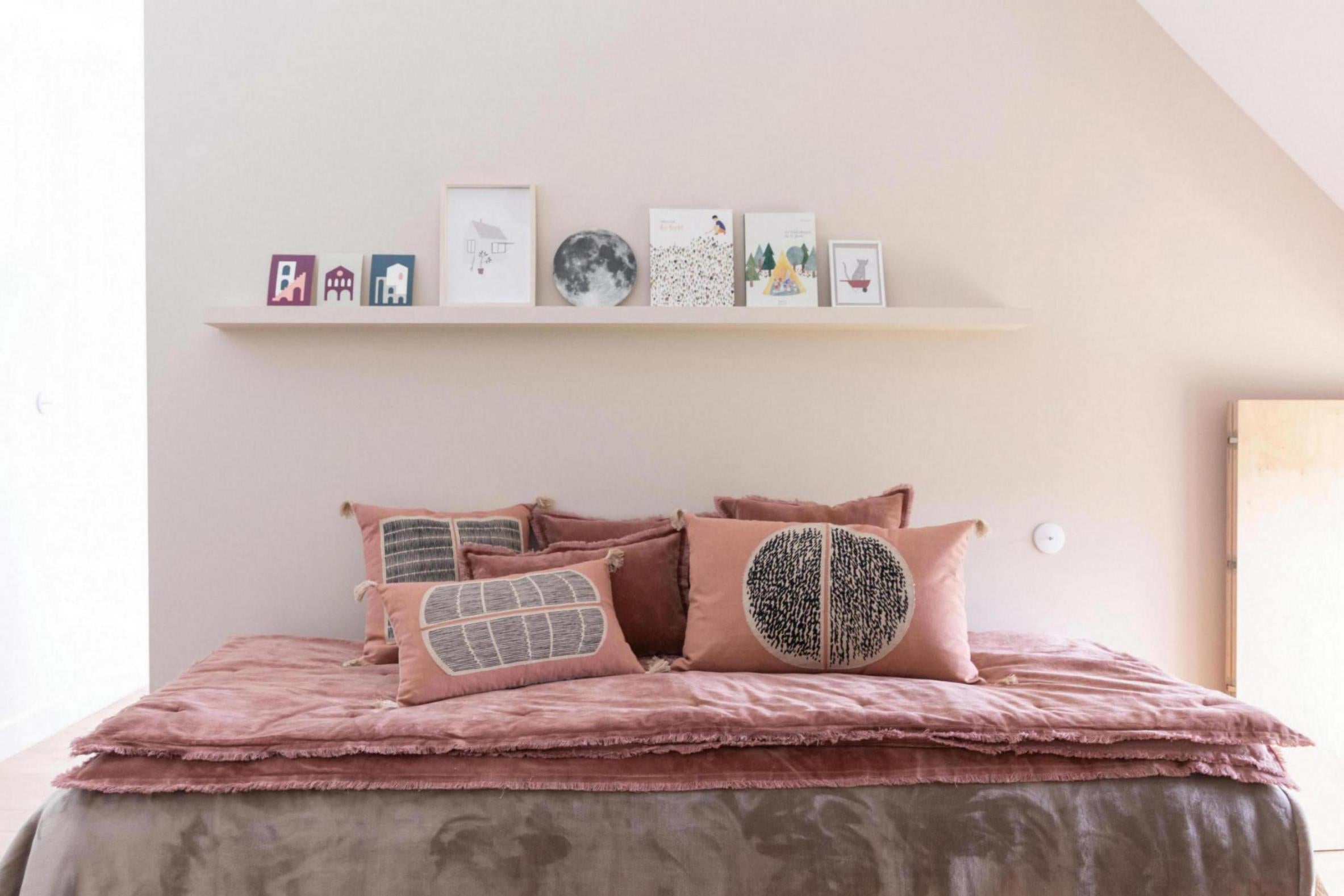 Geborduurd kussen Yael Bois de rose 45 X 45