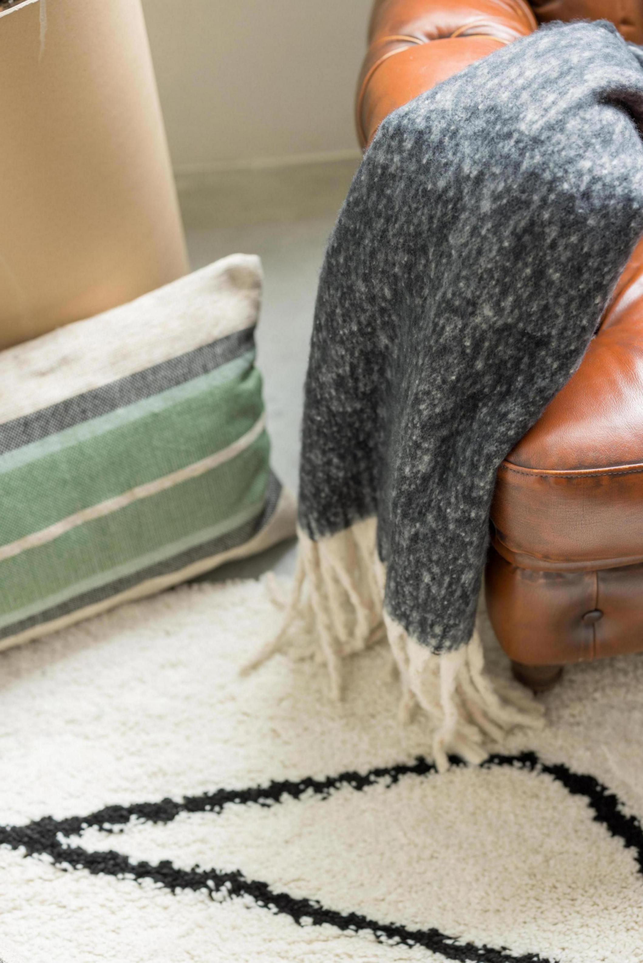 Effen gerecycleerd plaid Isabel Caviar 130 X 160