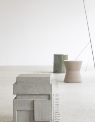 Serax - Marie Michielssen - BIJZETTAFEL BETON PAWN