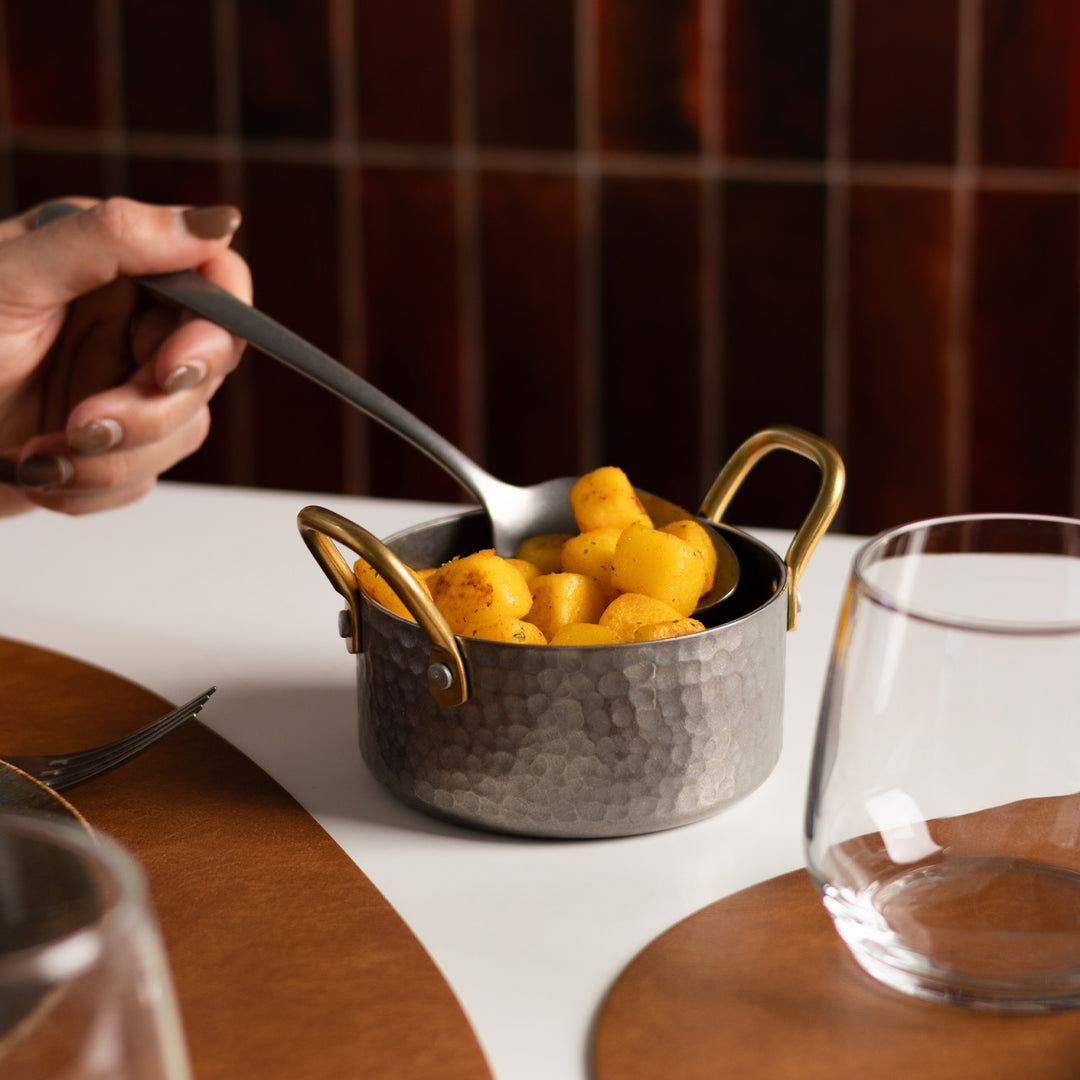 Bonbistro - Serveerschaal 10,5xH5cm met gouden handvat gehamerd antique zilver Serve